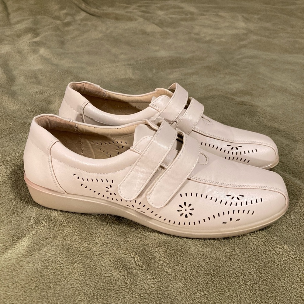 EUC Vintage Unbranded Slip On Walking Shoe Size 8W